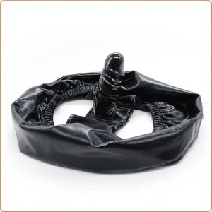 STRAP-ON-DILDO MIT PANTY IM WET LOOK