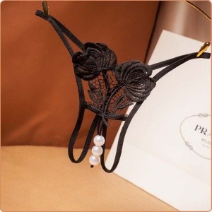 STRING OUVERT AUS SPITZE MIT ROSENMUSTER
